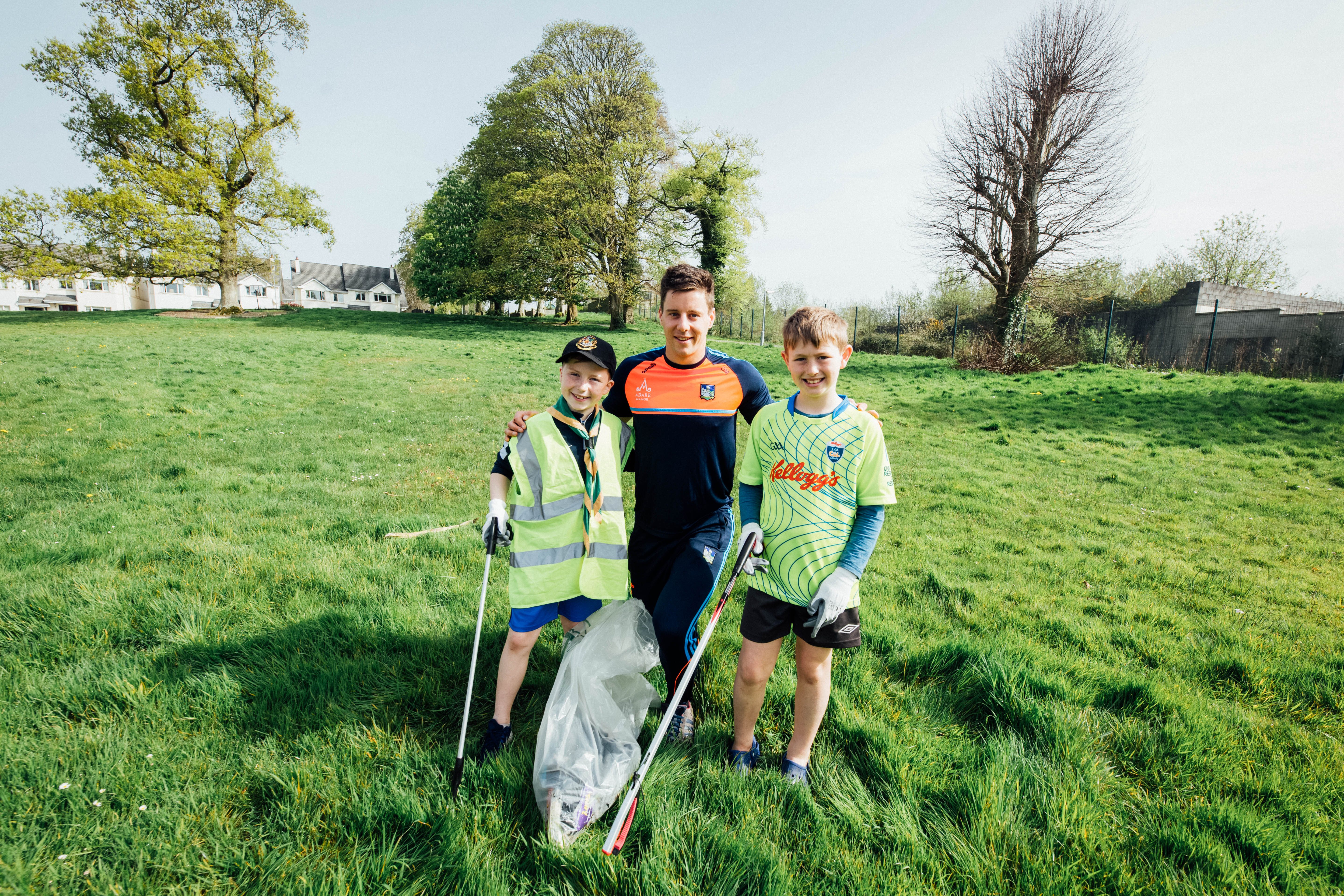 Tommy Madden and Rory Devine with Limerick Hurler Dan Morrissey in Castleconnell pictured as part of the TLC Limerick Clean Up of 2019.
Pic. Brian Arthur