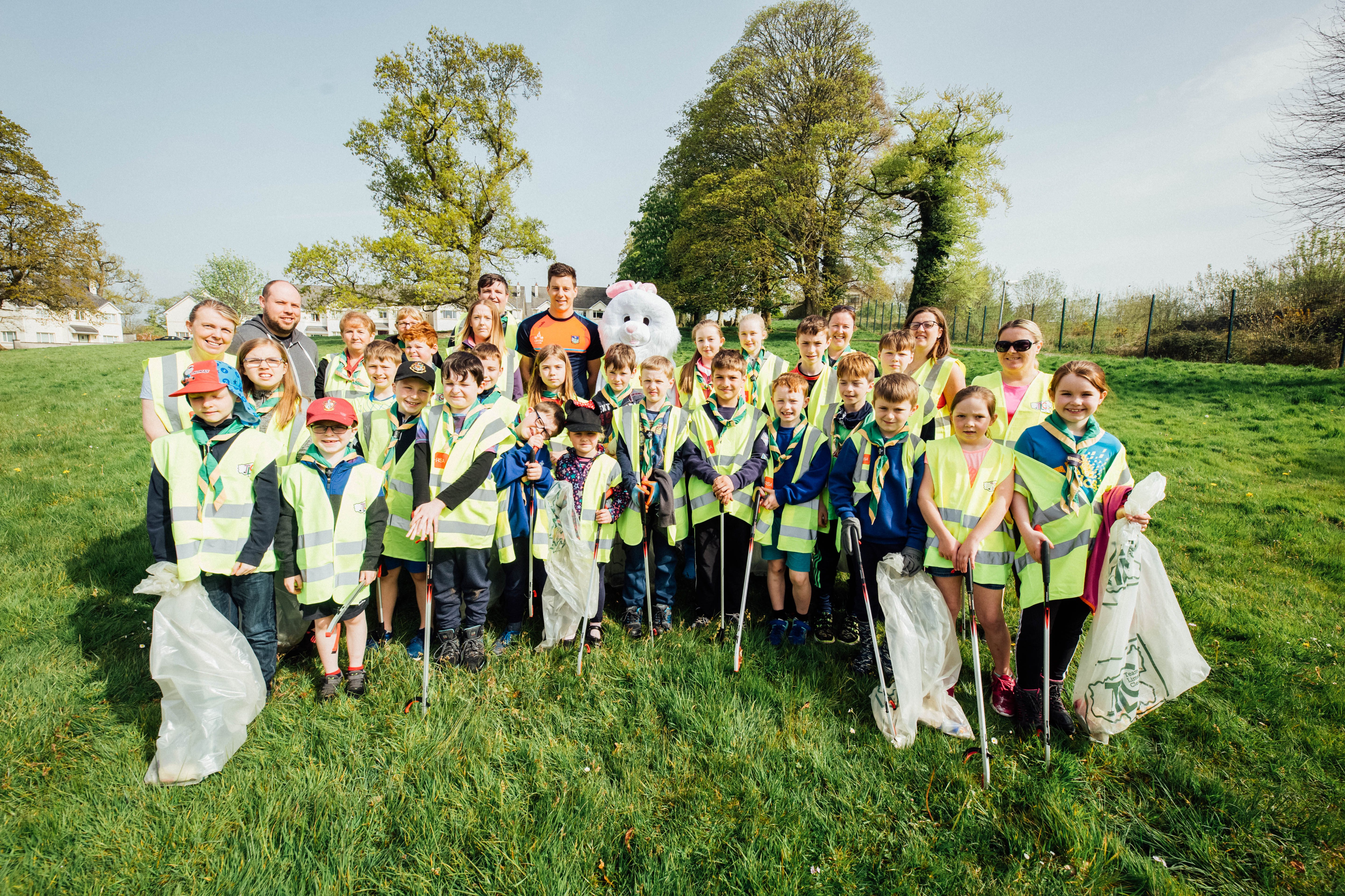 Limerick Hurler Dan Morrissey with the crew in Castleconnell pictured as part of the TLC Limerick Clean Up of 2019.
Pic. Brian Arthur