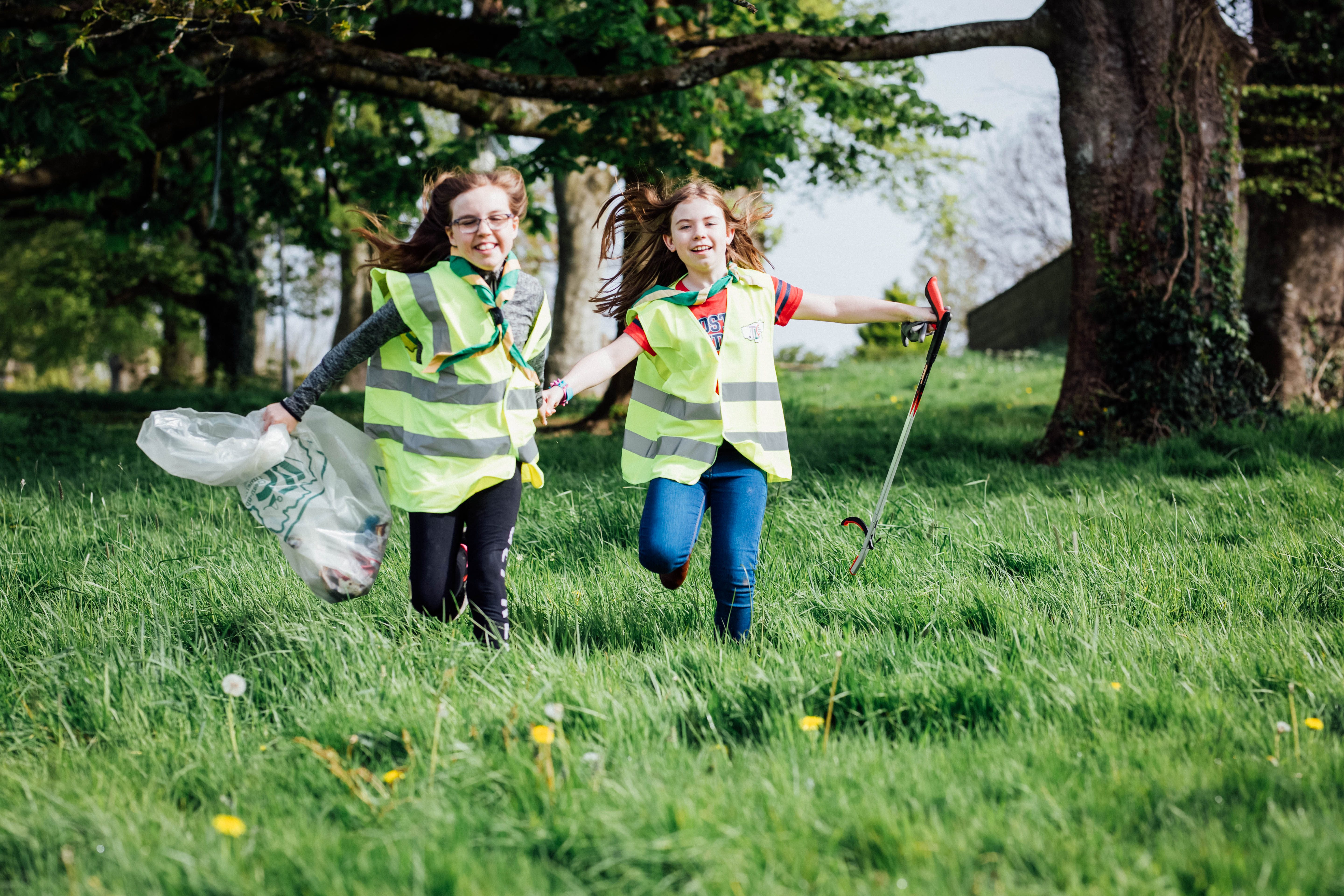Mia Burke and Annabelle Keane in Castleconnell pictured as part of the TLC Limerick Clean Up of 2019.
Pic. Brian Arthur
