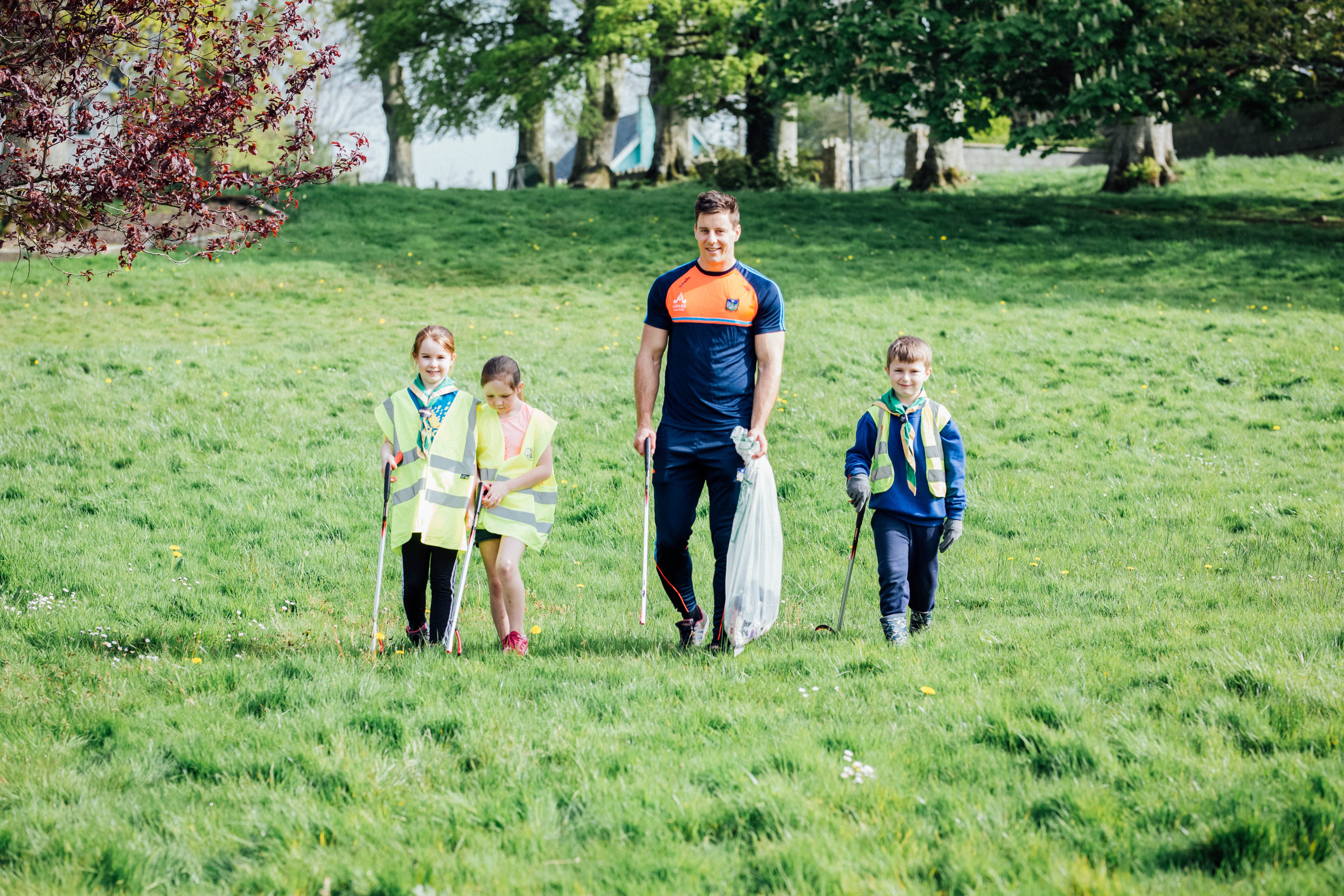 Niamh O Rourke, Emily McNamara and Charlie O Connell with Limerick Hurler Dan Morrissey in Castleconnell pictured as part of the TLC Limerick Clean Up of 2019.
Pic. Brian Arthur